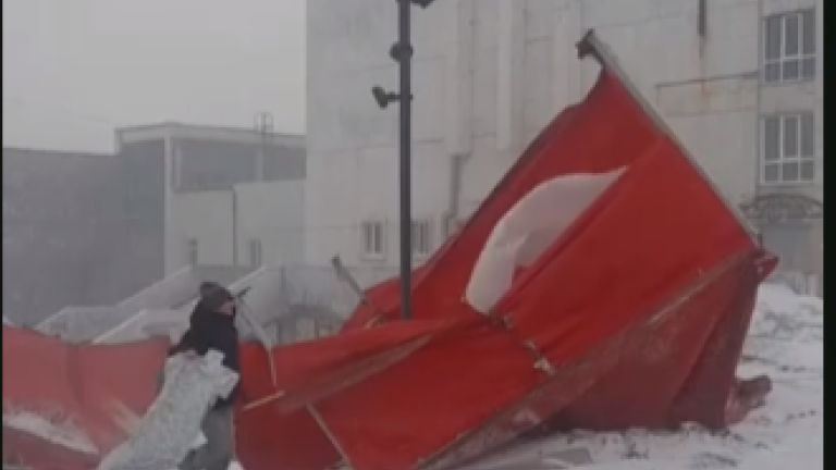 Торговые палатки снесло ураганным ветром на центральной площади Братска
